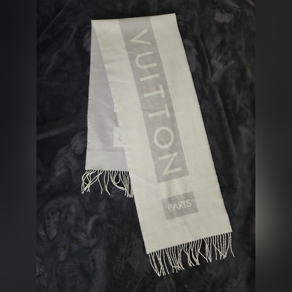 Louis Vuitton Baroda Scarf Cashmere - Picture 2 of 9
